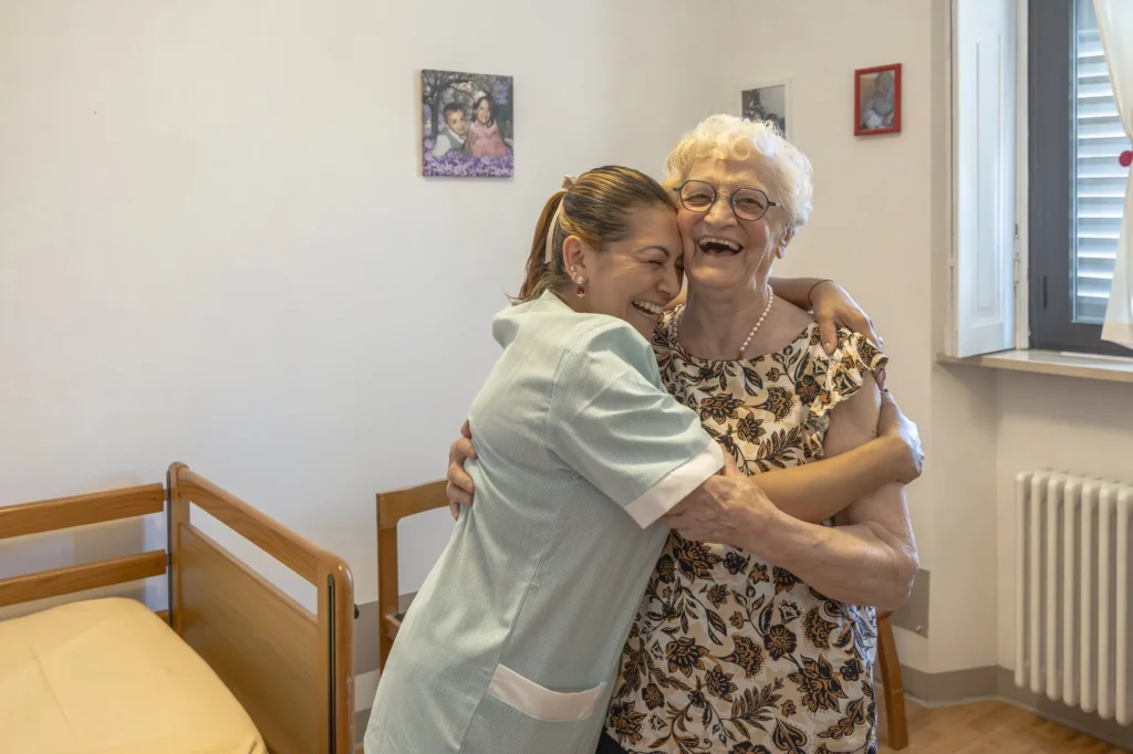 Casa vallardi abbraccio rassicurante anziana operatrice