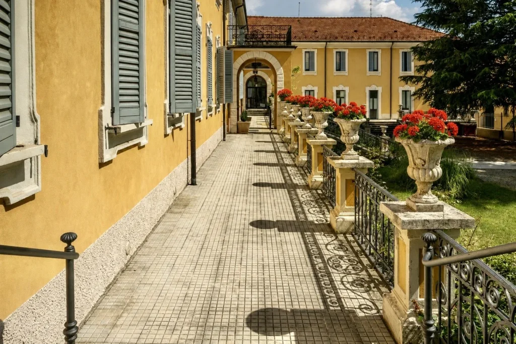 Casa vallardi camminamento giardino fiorito
