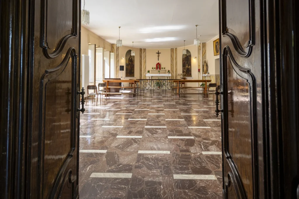Casa vallardi cappella interna battenti aperti