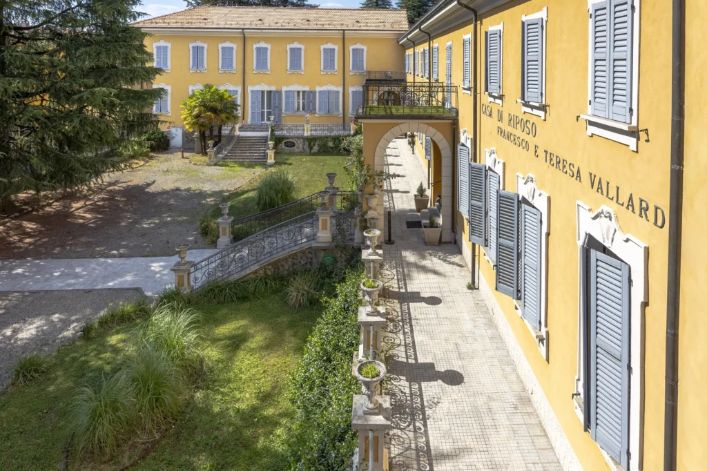 Casa vallardi facciata e giardino accogliente