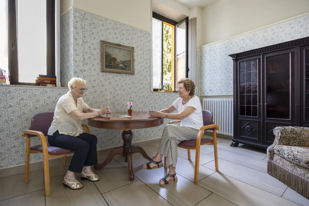 Casa vallardi ospiti anziani gioco carte salotto