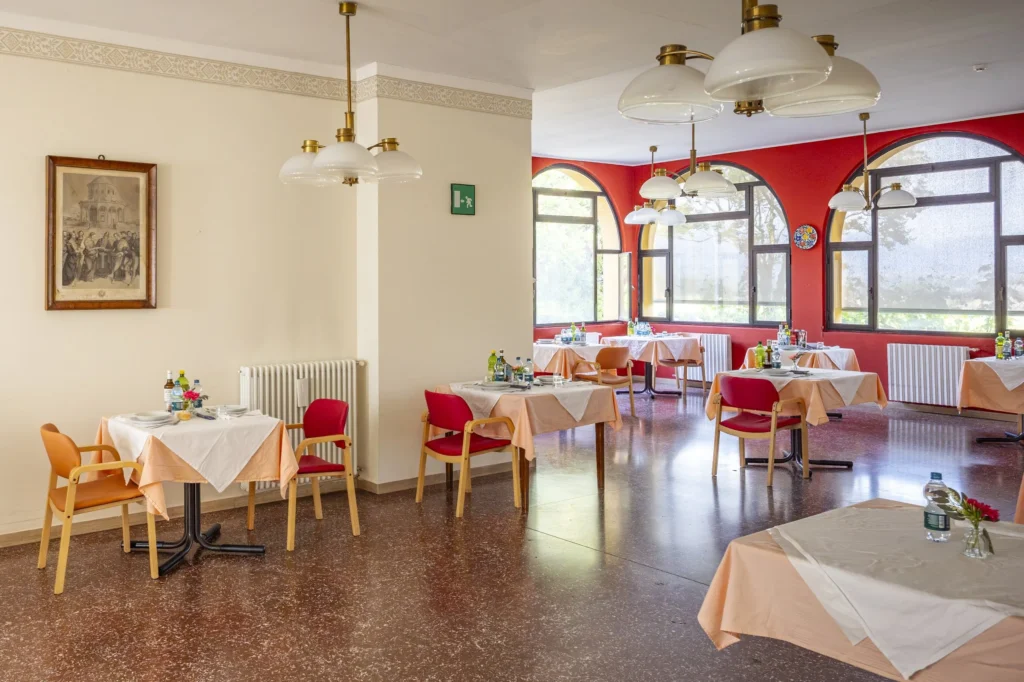 Casa vallardi sala pranzo luminosa tavoli apparecchiati