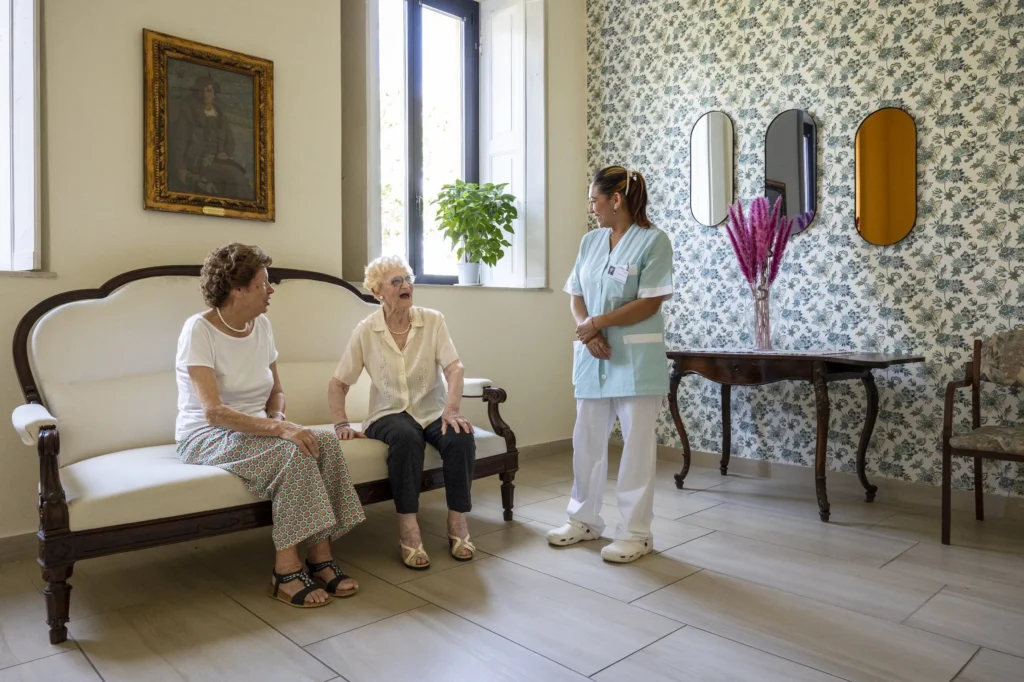 Conversazione ospiti e operatrice casa vallardi