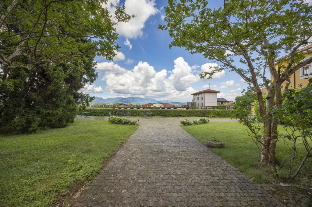 Giardino casa vallardi vista campagna