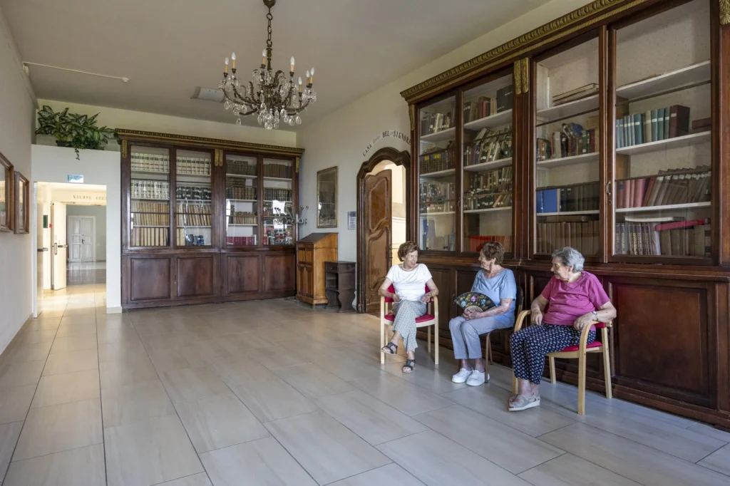 Sala lettura relax anziane casa vallardi