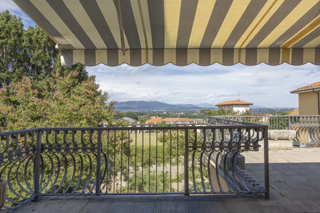 Terrazza panorama verde ombrellone casa vallardi